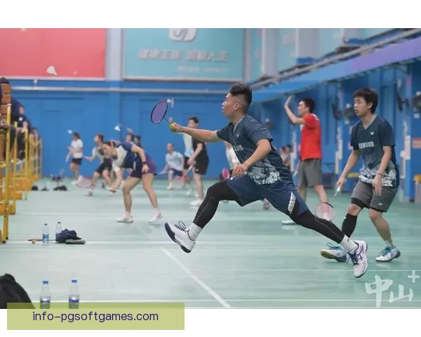 精彩对决！羽毛球混双赛场上的搭档默契挑战