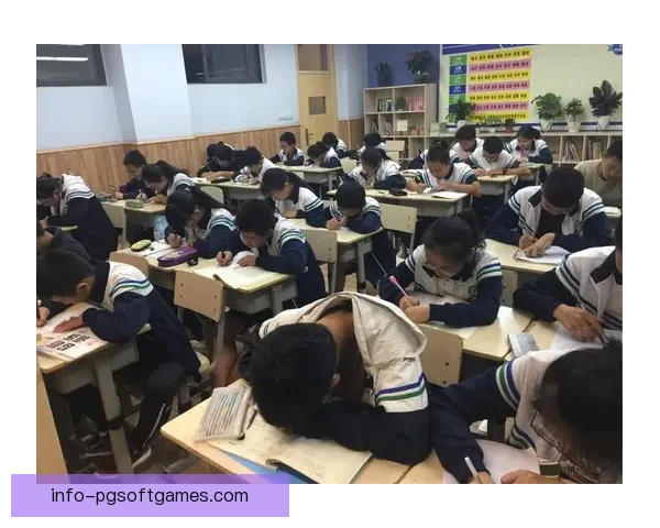 BMX联赛盛况：骑士飞驰赛场，赢得荣耀